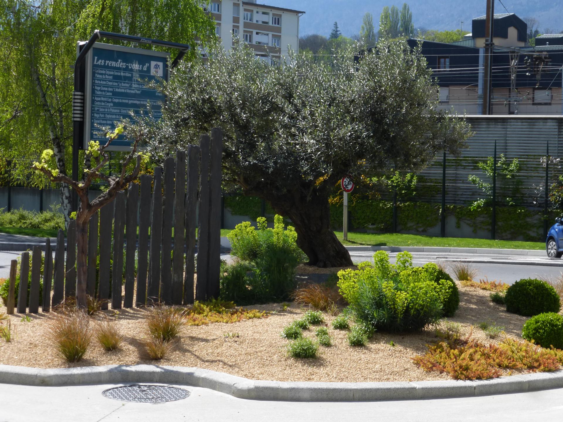 Un rond point contemporain et adapté aux contraintes